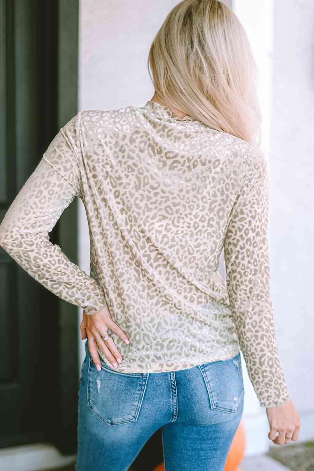 swvws Round Neck Leopard Print Long Sleeve Tee