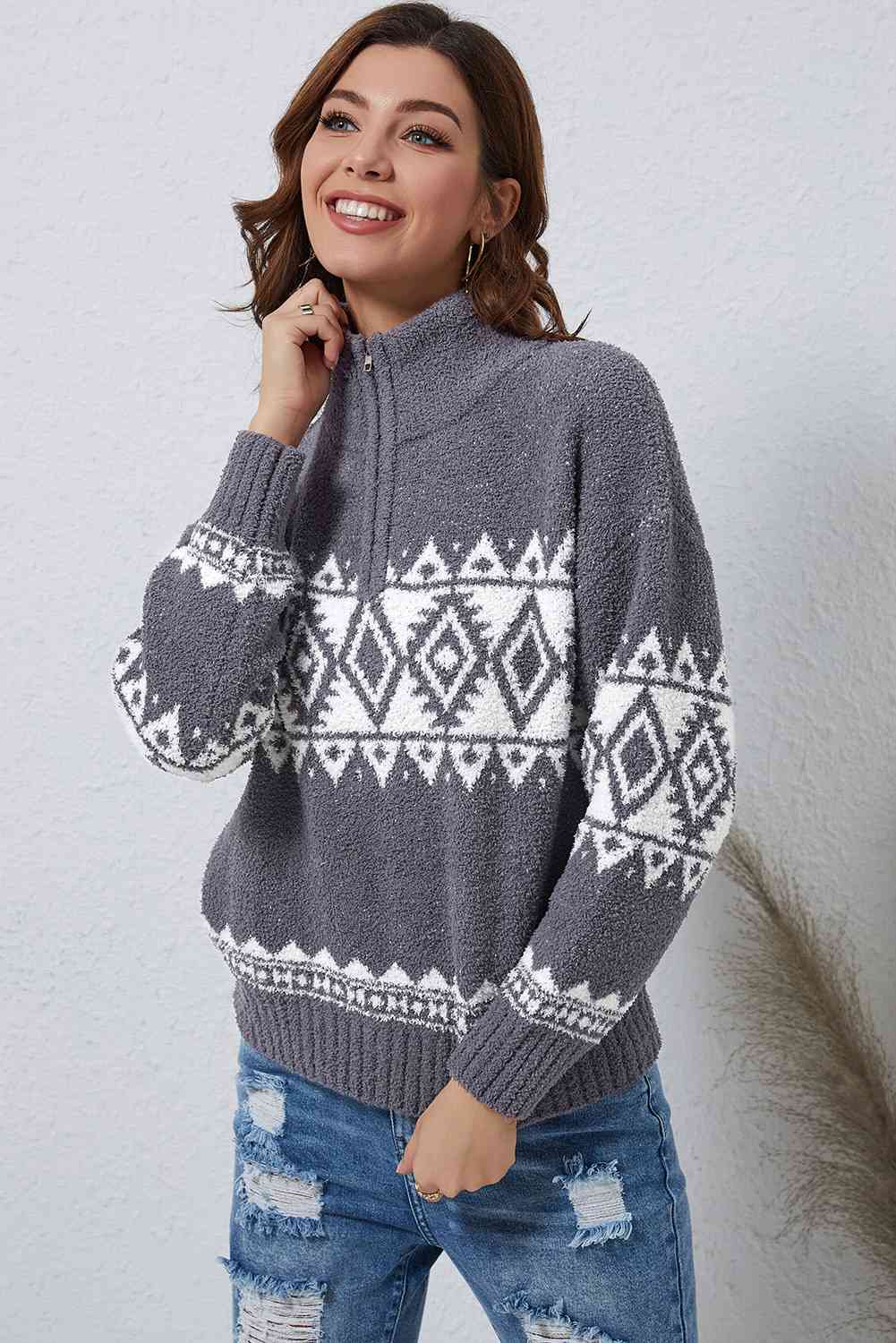 swvws Zip-Up Geometrical Pattern Pullover Sweater