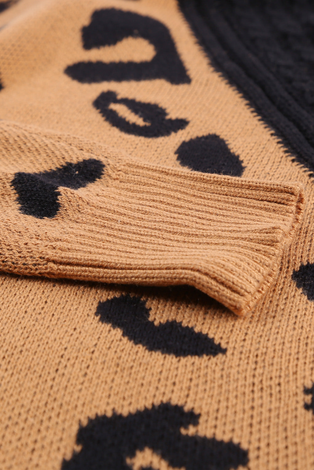 swvws Leopard  Block Turtleneck Sweater